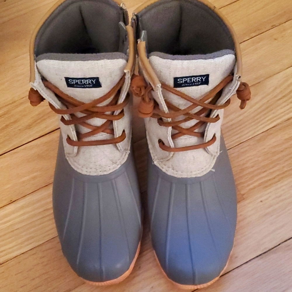 Girls kids Sperry boots.